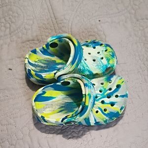 CROCS Kids Marbled Clog in Blue, Yellow & White